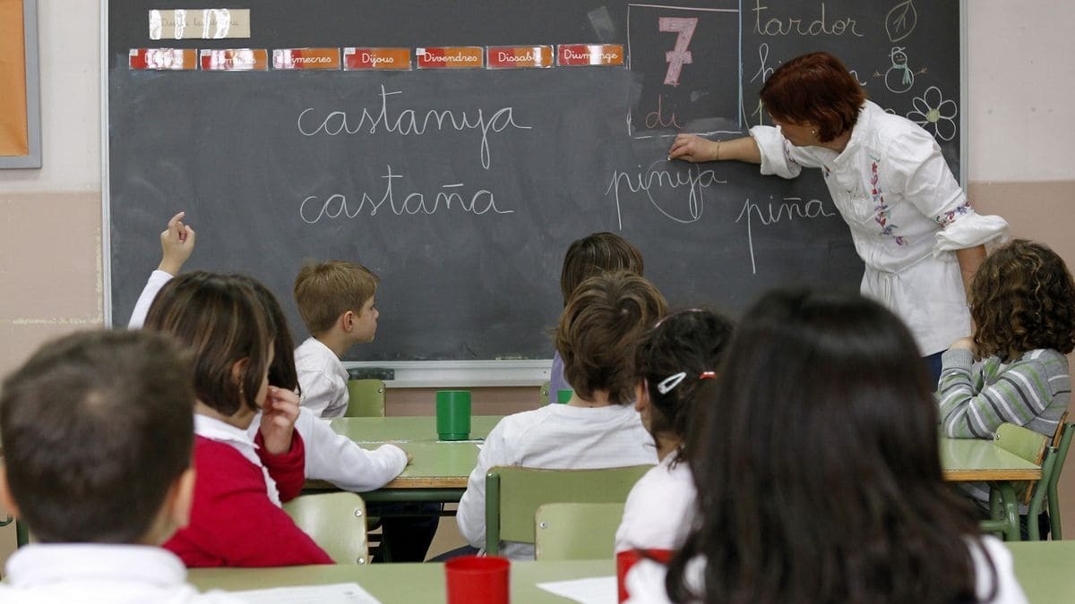Un profesor imparte clases en un aula