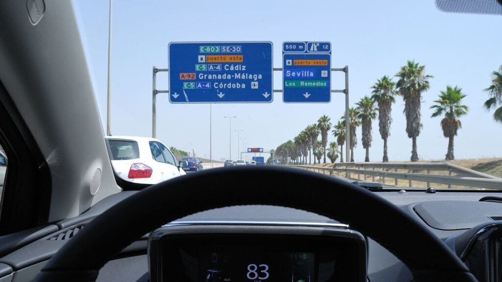 Un conductor circula por el Puente del Centenario de Sevilla en una imagen de archivo