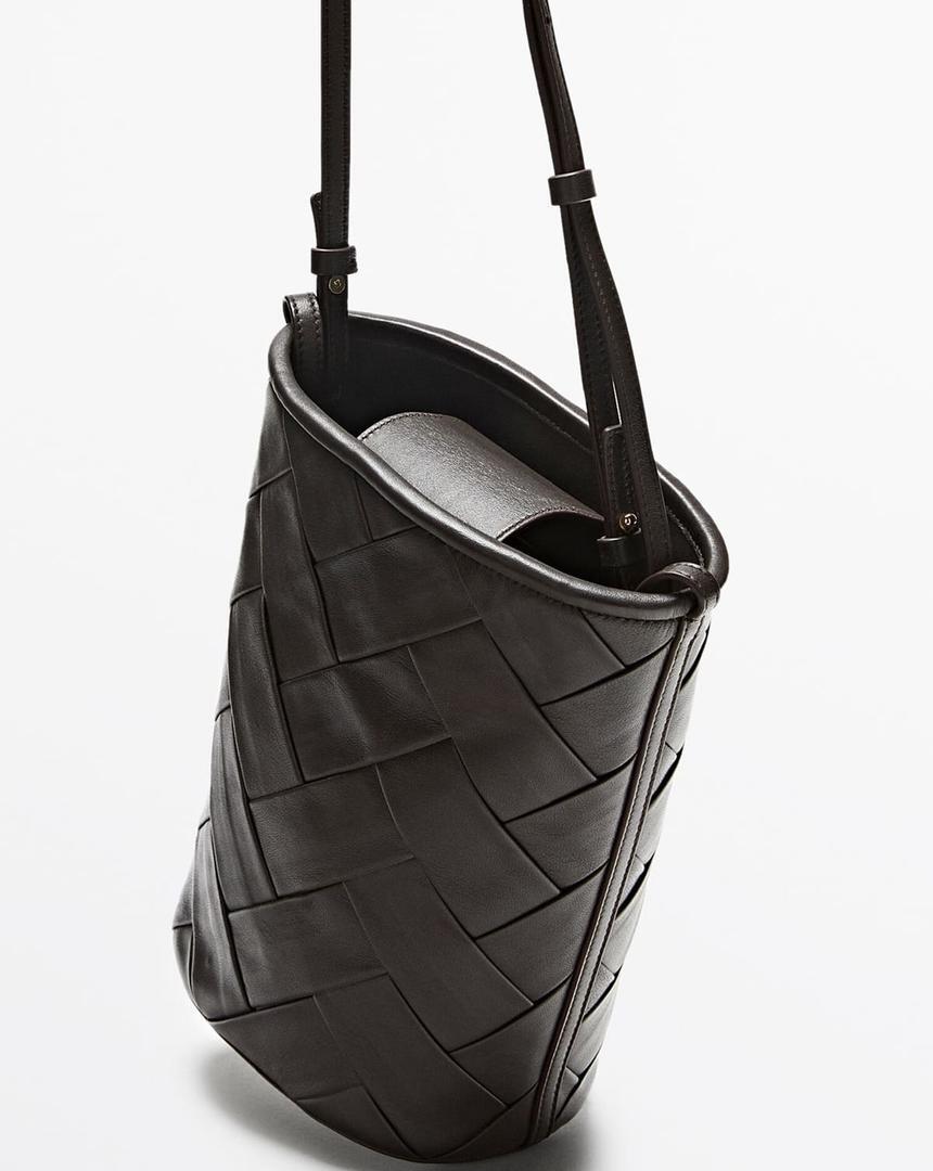 Bolso bucket de piel napa trenzado de Massimo Dutti