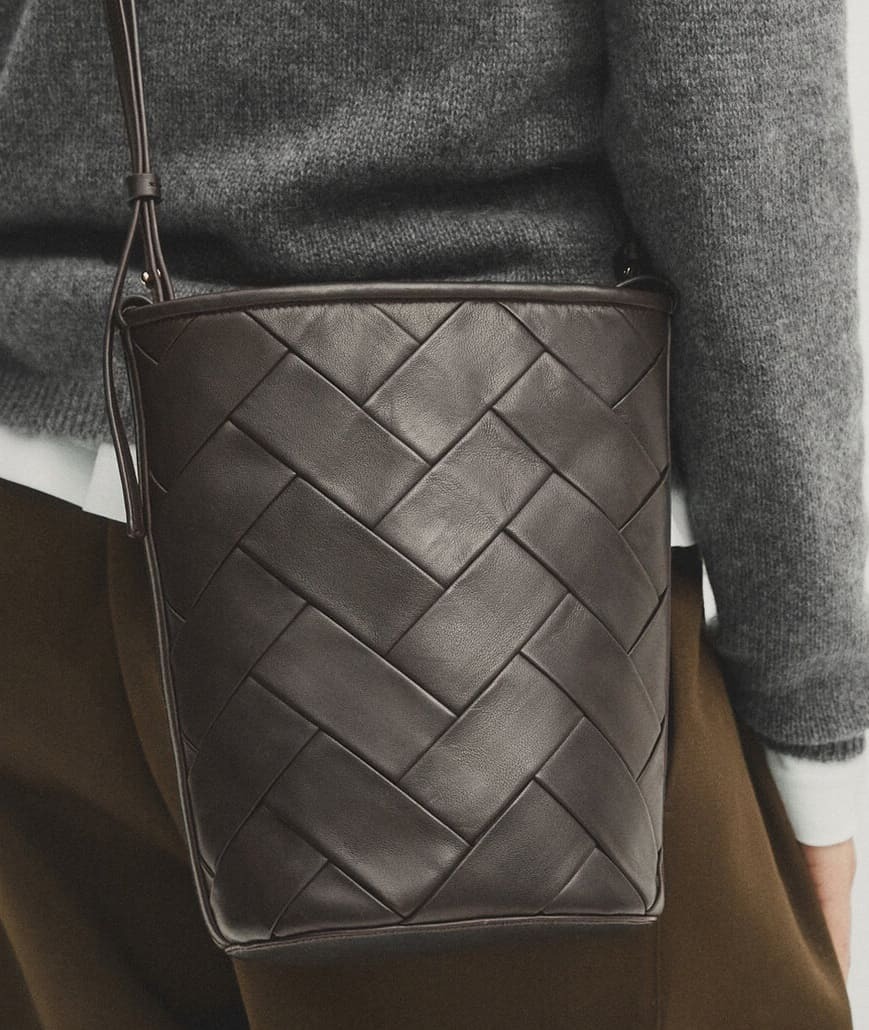 Bolso bucket de piel napa trenzado de Massimo Dutti