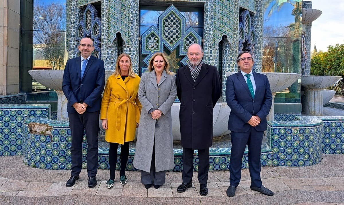 La consejera Carolina España, en el centro de la imagen, durante un acto reciente
