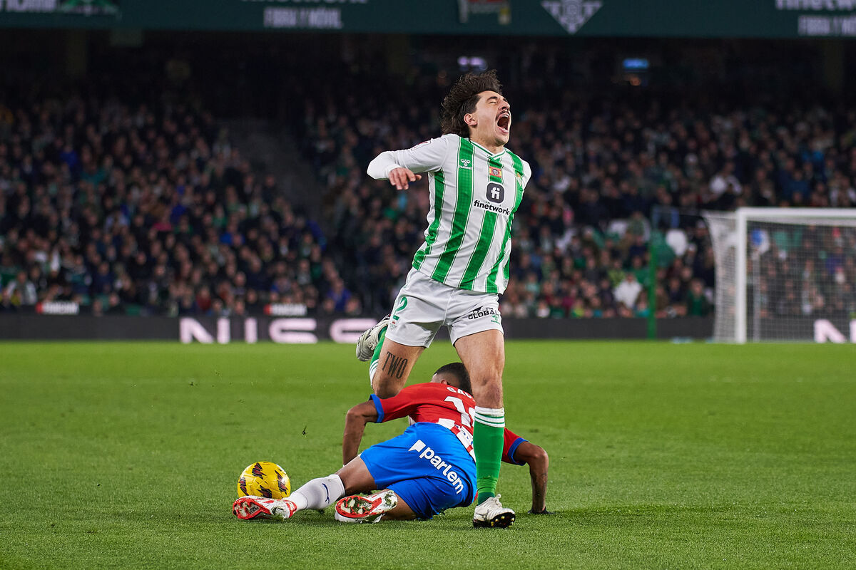 Patada de Savinho a Héctor Bellerín en el Real Betis - Girona | Salvador López Medina para El MIRA