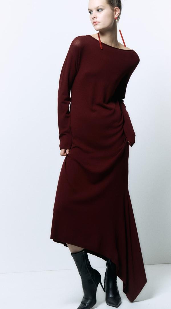 Vestido largo con bajo asimétrico de Sfera