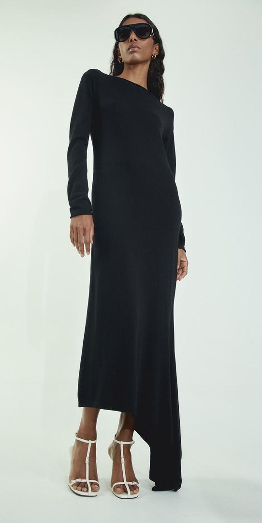 Vestido largo con bajo asimétrico de Sfera