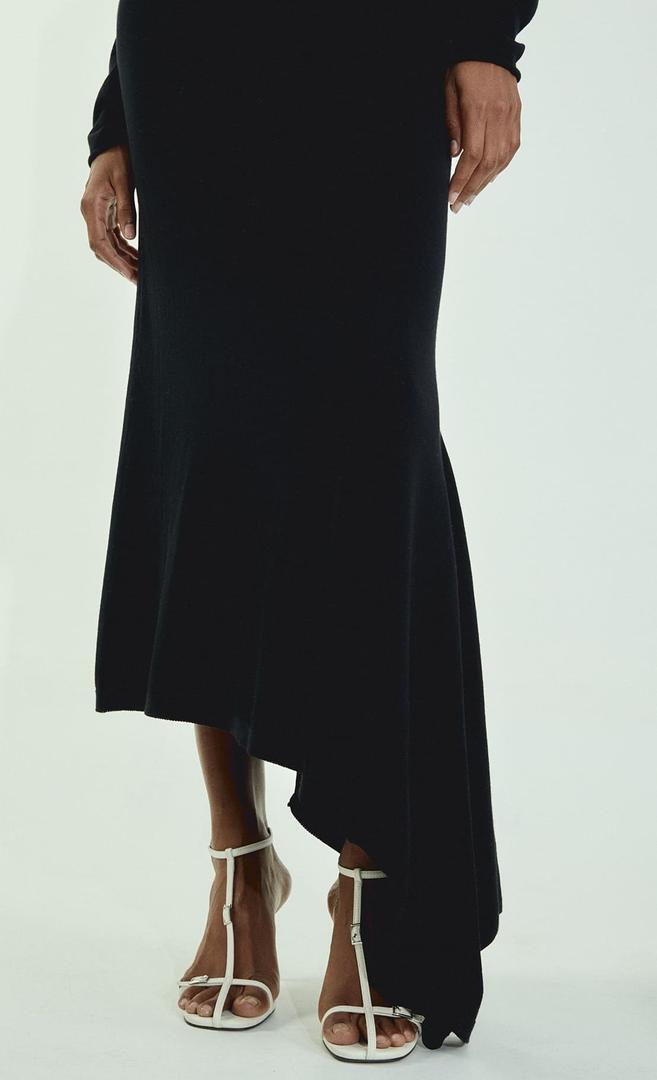 Vestido largo con bajo asimétrico de Sfera