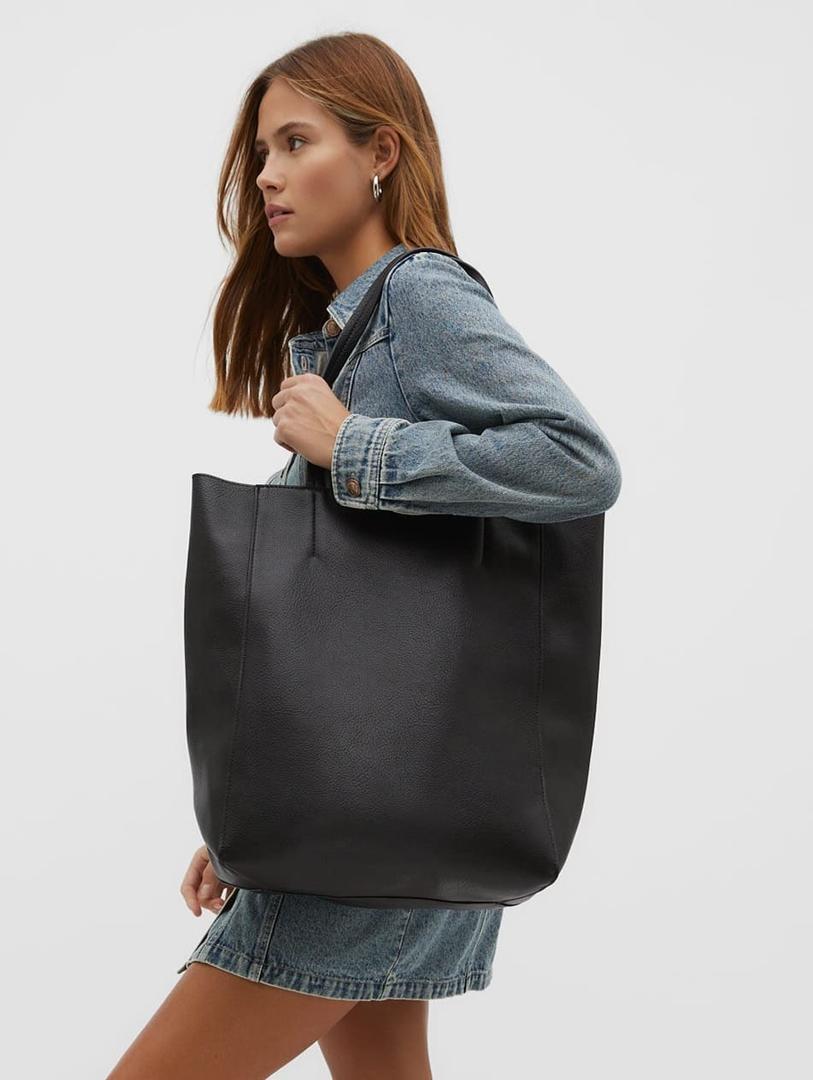 Bolso shopper XXL básico negro de Stradivarius