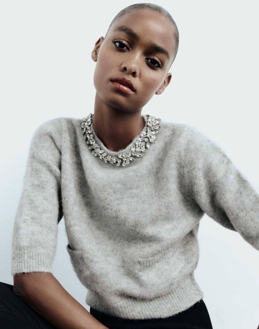 Jersey punto joyas cuello de Zara