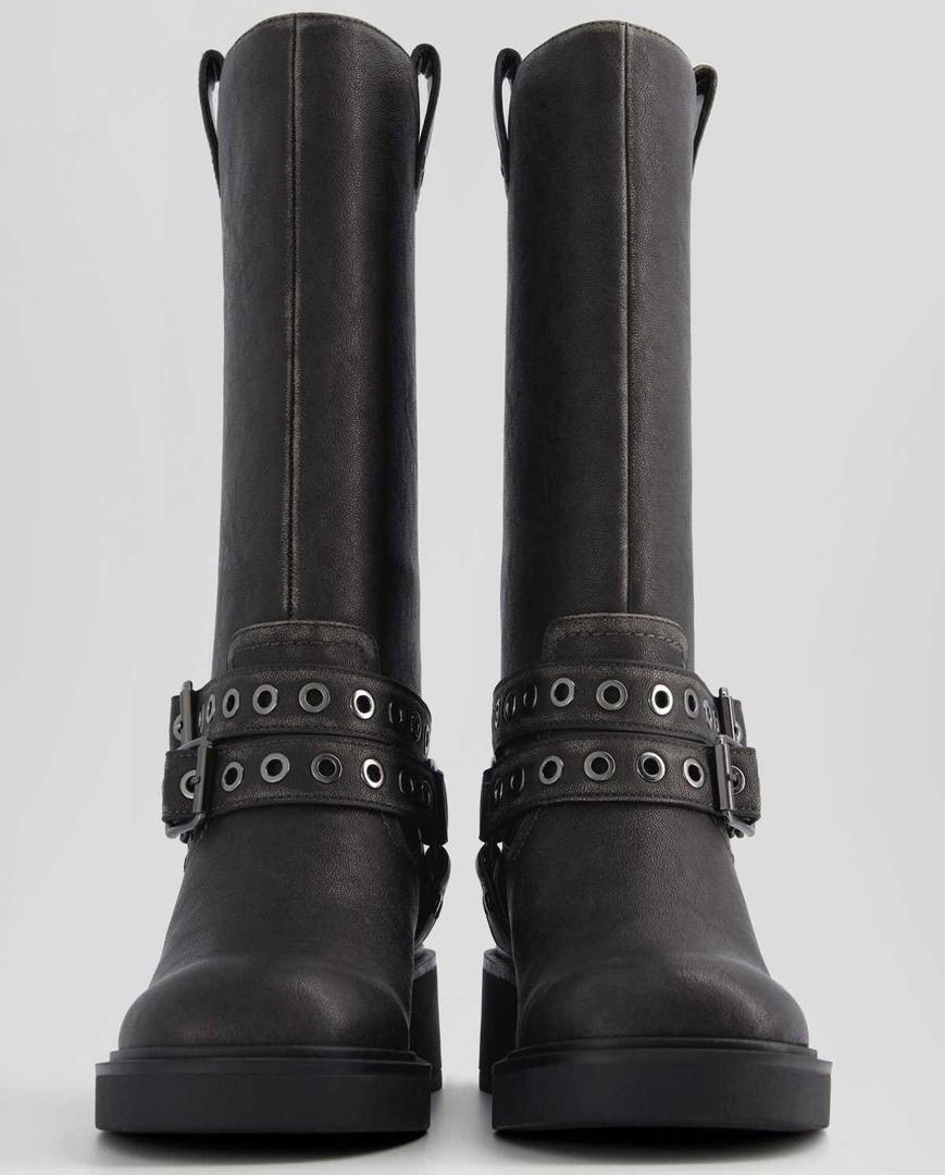 Botas moteras detalle hebillas de Bershka