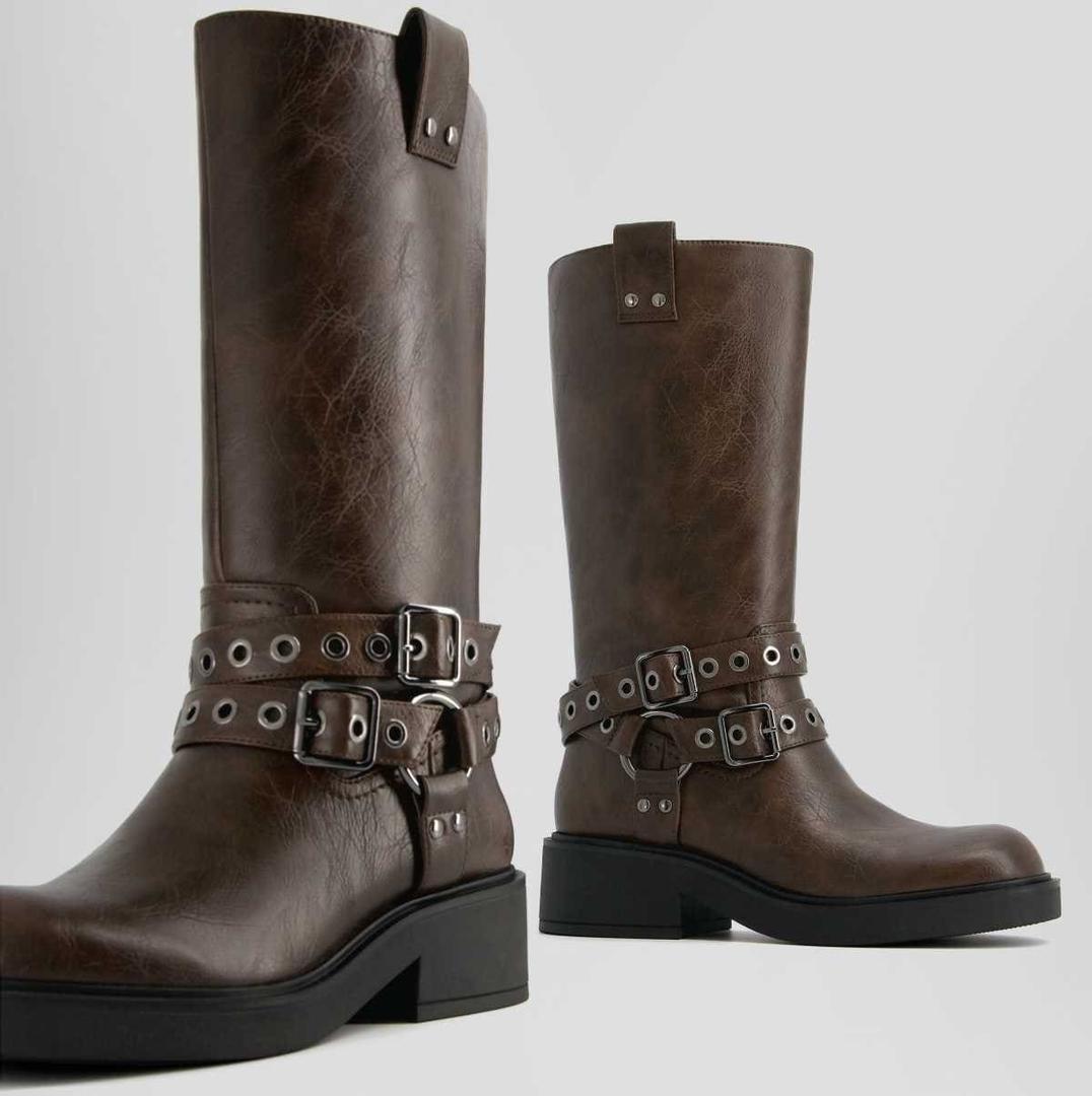 Botas moteras detalle hebillas de Bershka