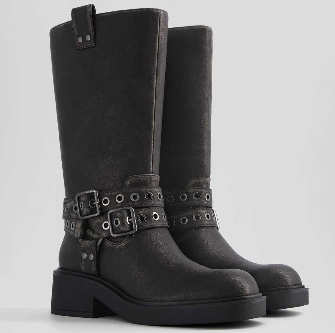 Botas moteras detalle hebillas de Bershka