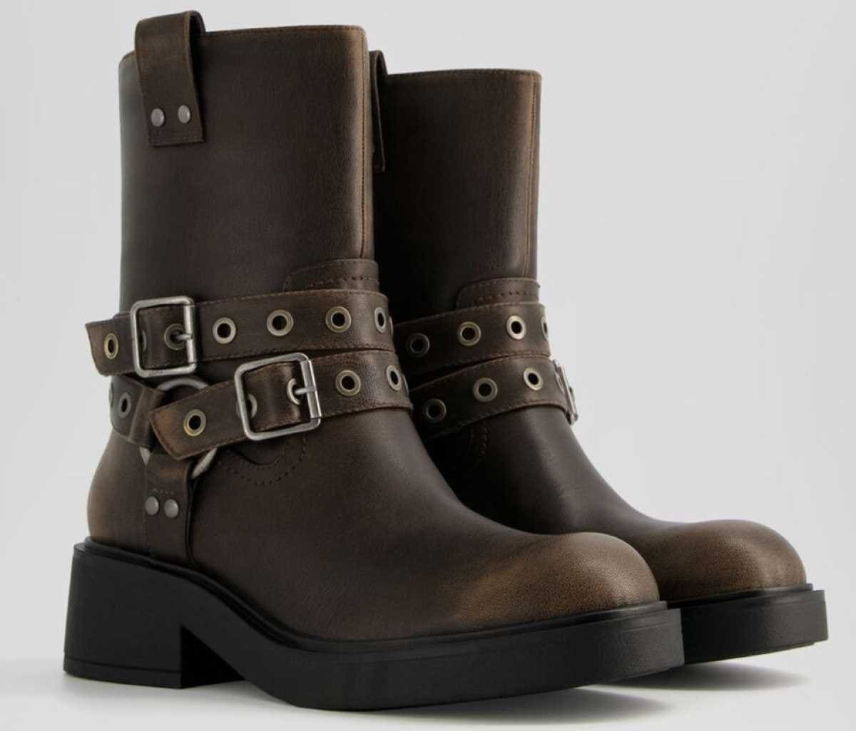 Botines moteros detalle hebillas de Bershka