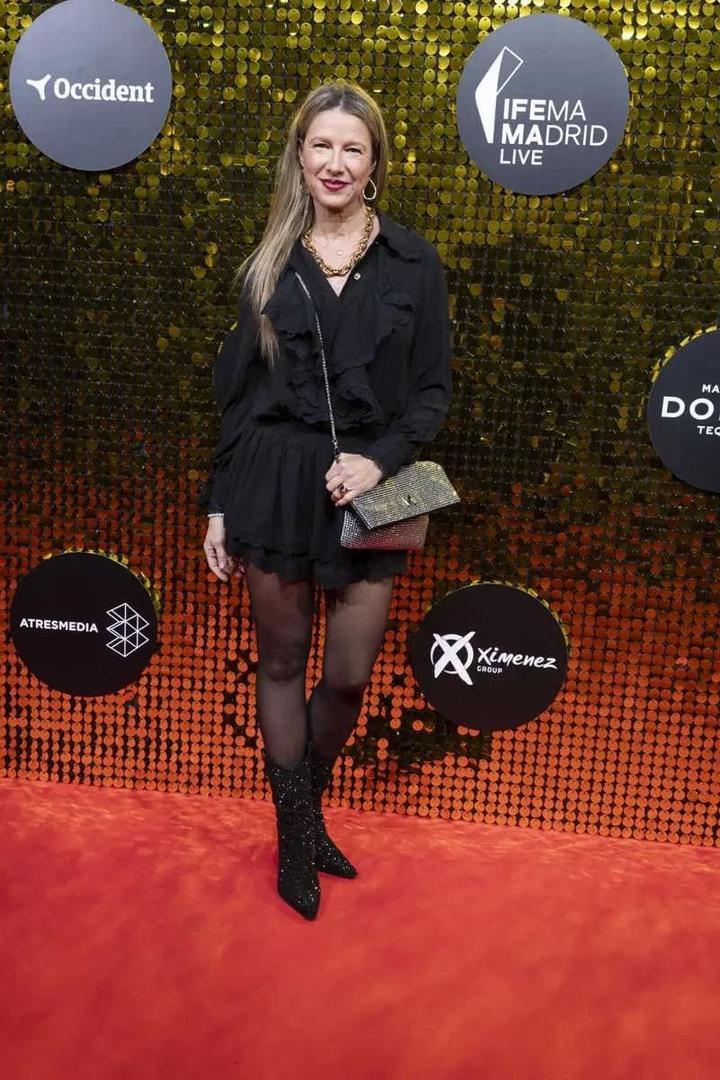 Anne Igartiburu con botines de brillos Zara