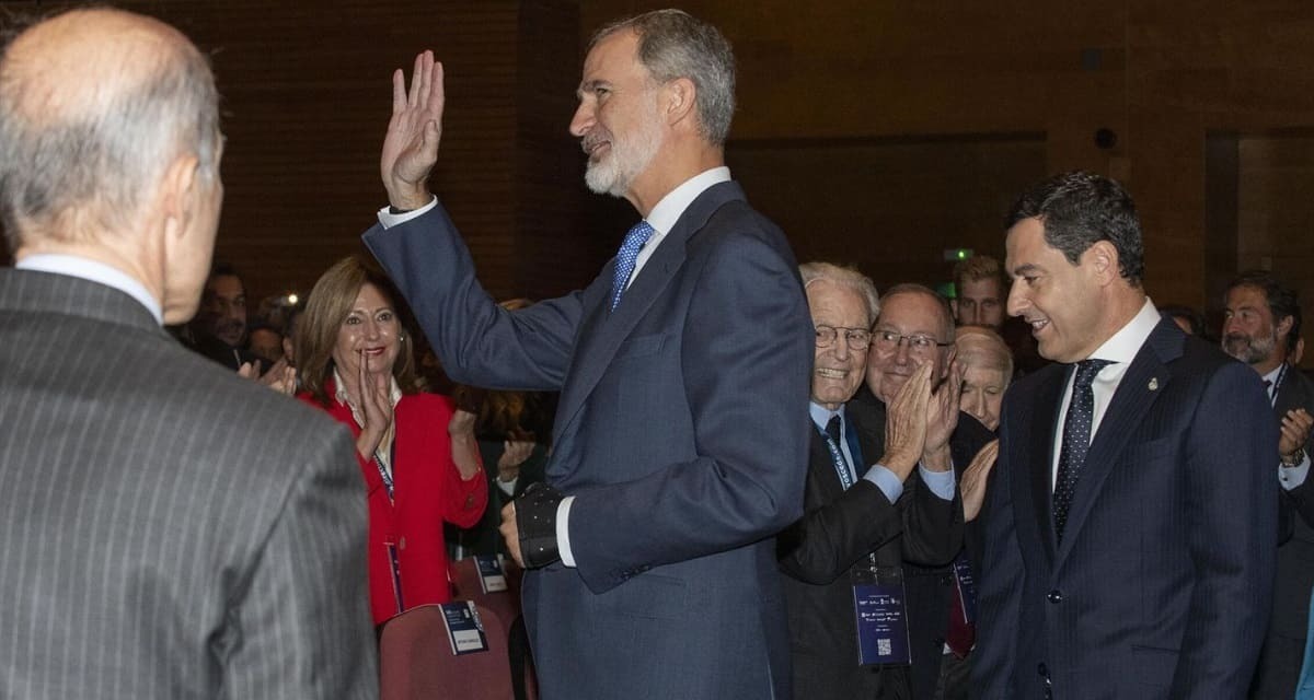 El Rey Felipe VI, junto a Juanma Moreno, en el trancurso de un acto