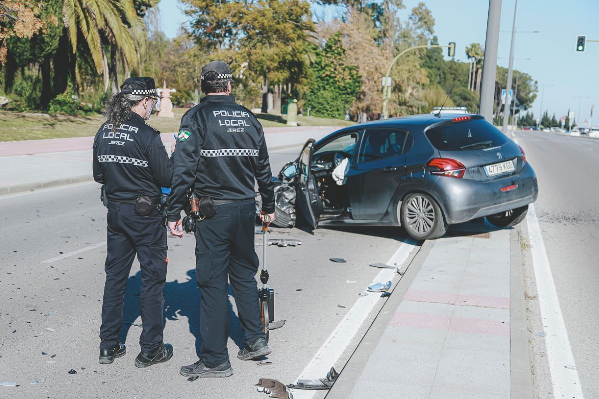 Accidente múltiple con heridos en la Avenida Reina Sofía de Jerez  | Cristo García para El MIRA
