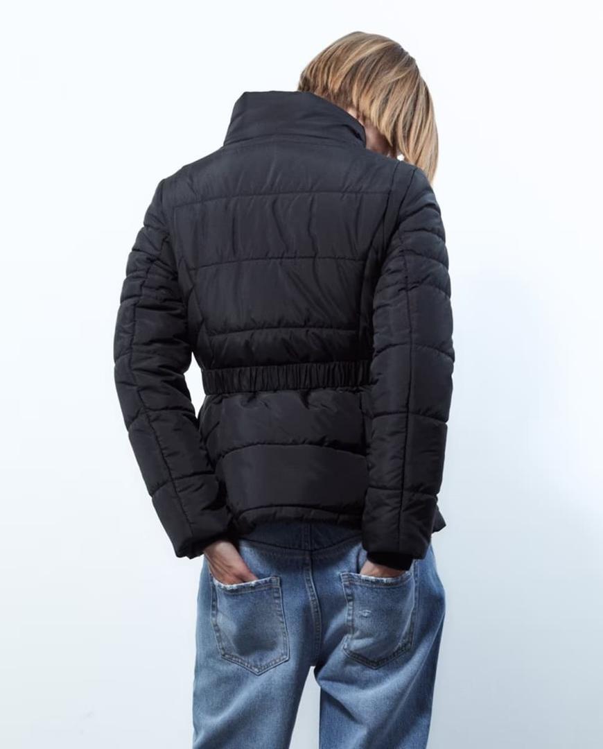 Chaqueta parka corta con cuello color negro de Sfera en El Corte Inglés