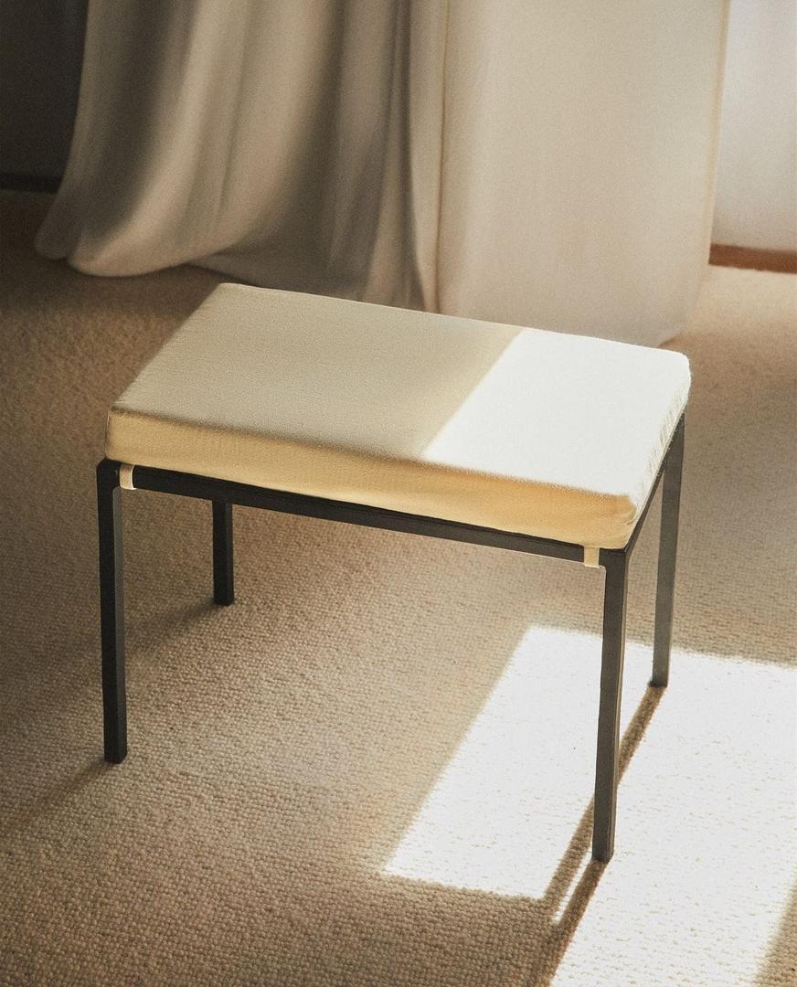 Taburete de metal con cojín acolchado