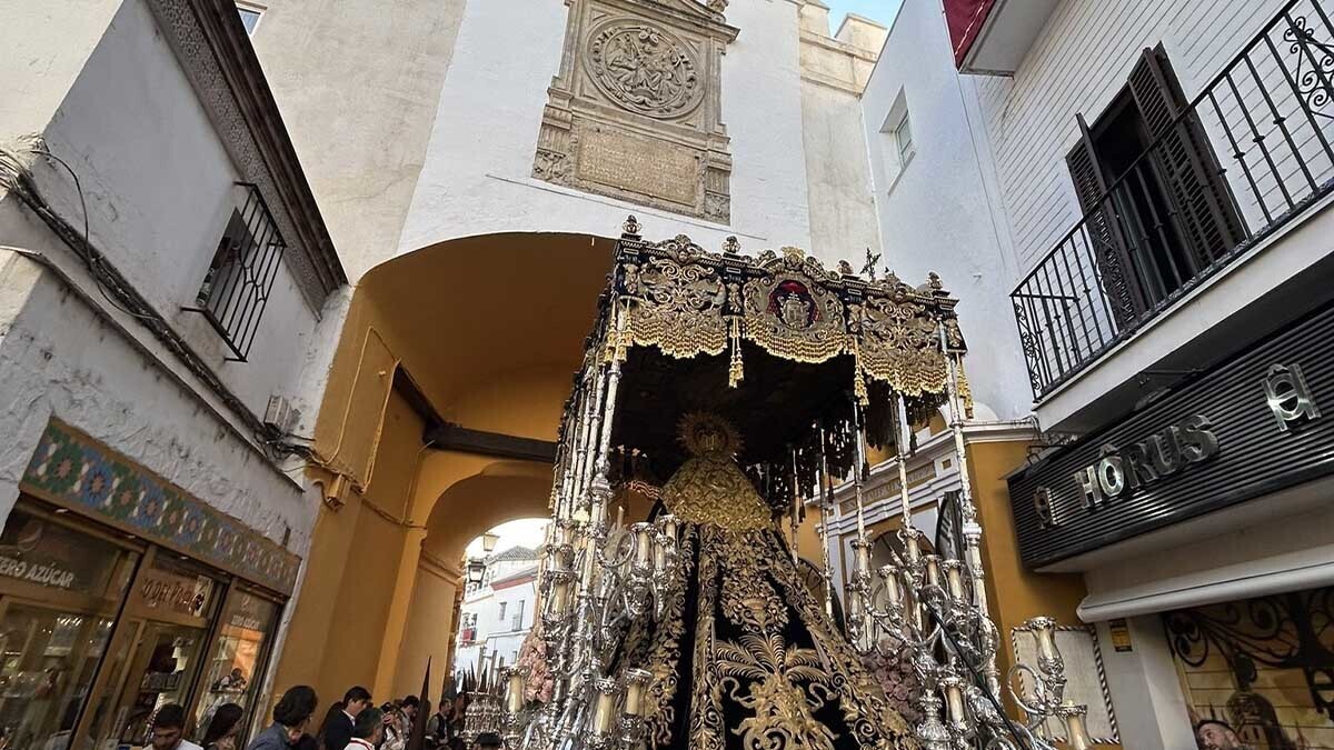 Nuestra Señora de la Palma Coronada a su paso por el Arco del Postigo