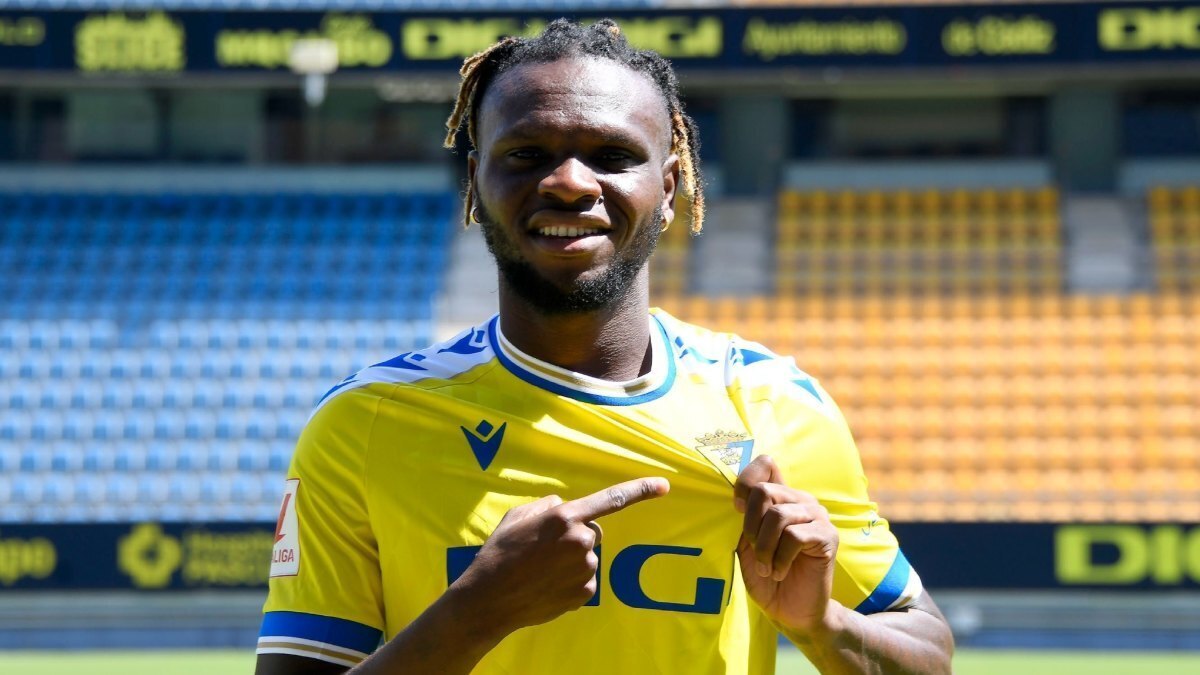 Rominigue Kouamé posa en su presentación como jugador cadista | Cádiz CF