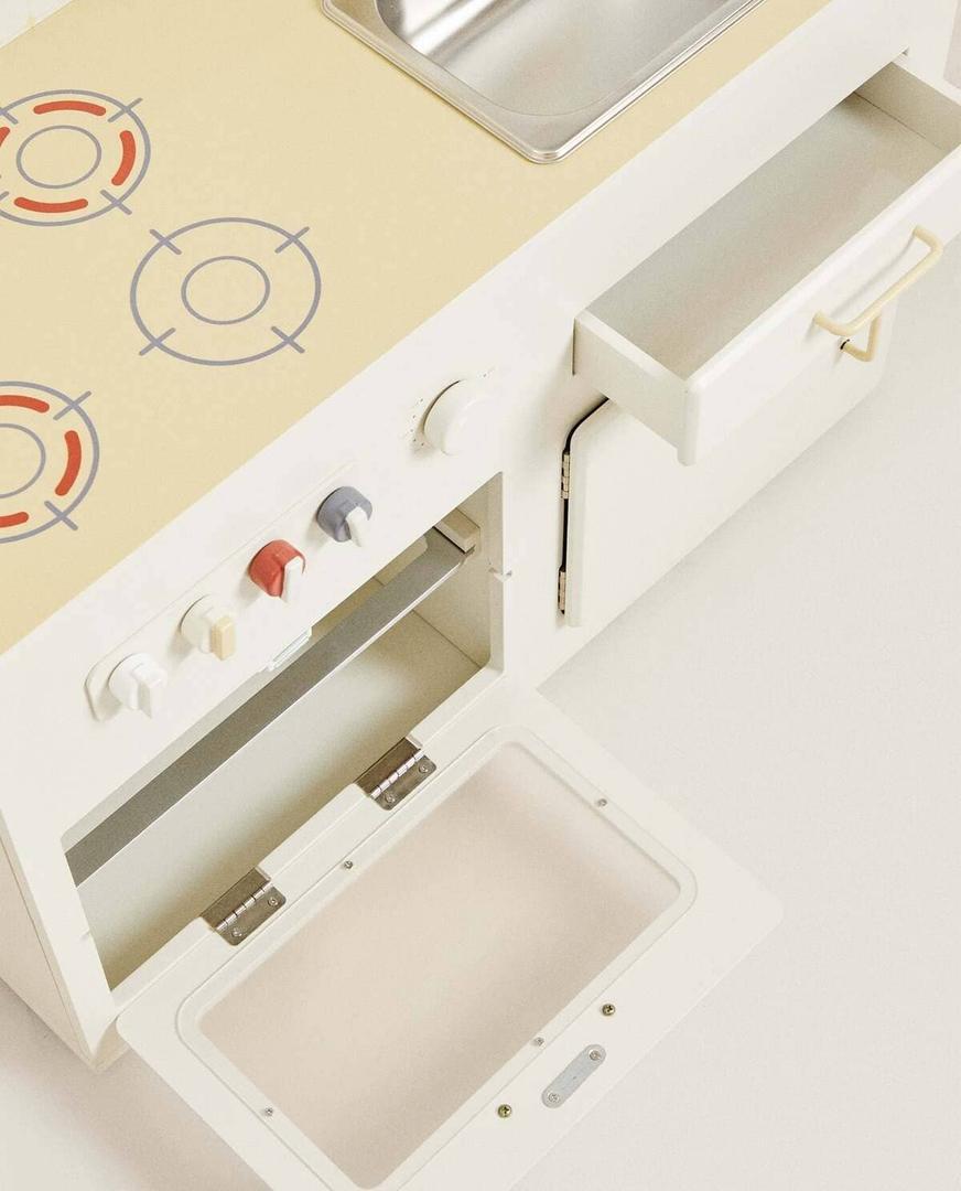 Juguete infantil de cocina de madera en Zara Home