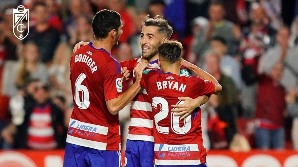 Alberto Perea celebra un gol del Granada CF junto a Bryan Zaragoza y Bodiguer