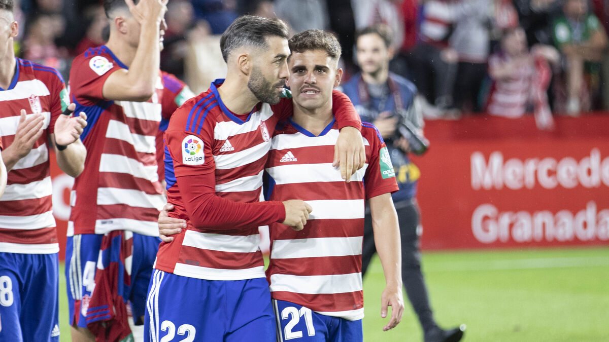 Los jugadores del Granada CF y Alberto Perea saludan a la afición tras un partido