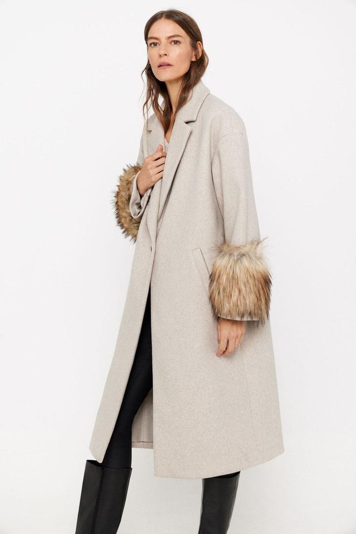Abrigo largo de efecto pelo en Cortefiel