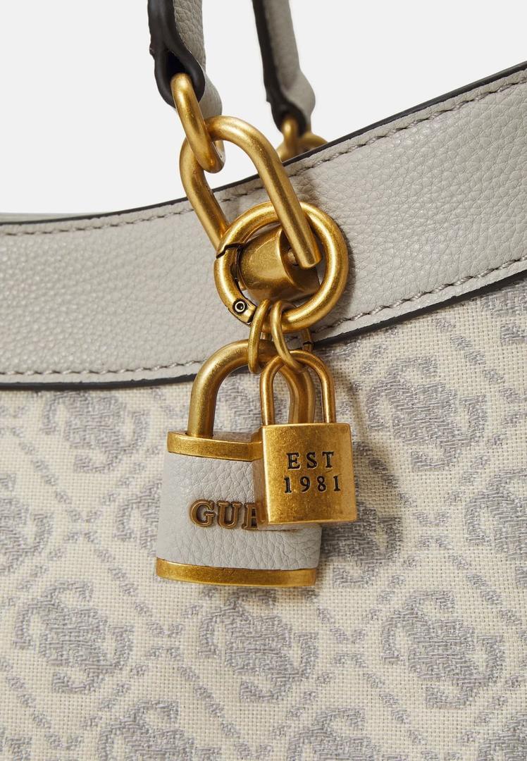 Bolso de hombro Shemara en color blanco con estampado de logos de Guess en El Corte Inglés
