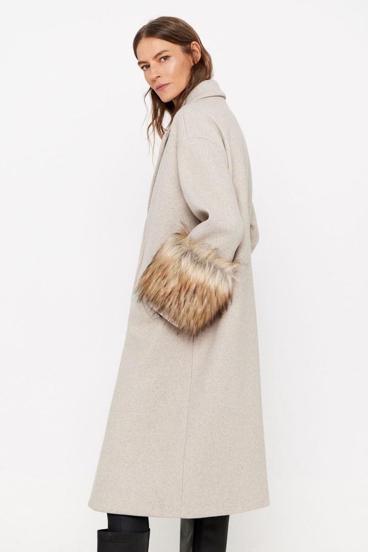 Abrigo largo de efecto pelo en Cortefiel