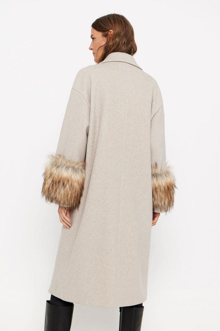 Abrigo largo de efecto pelo en Cortefiel