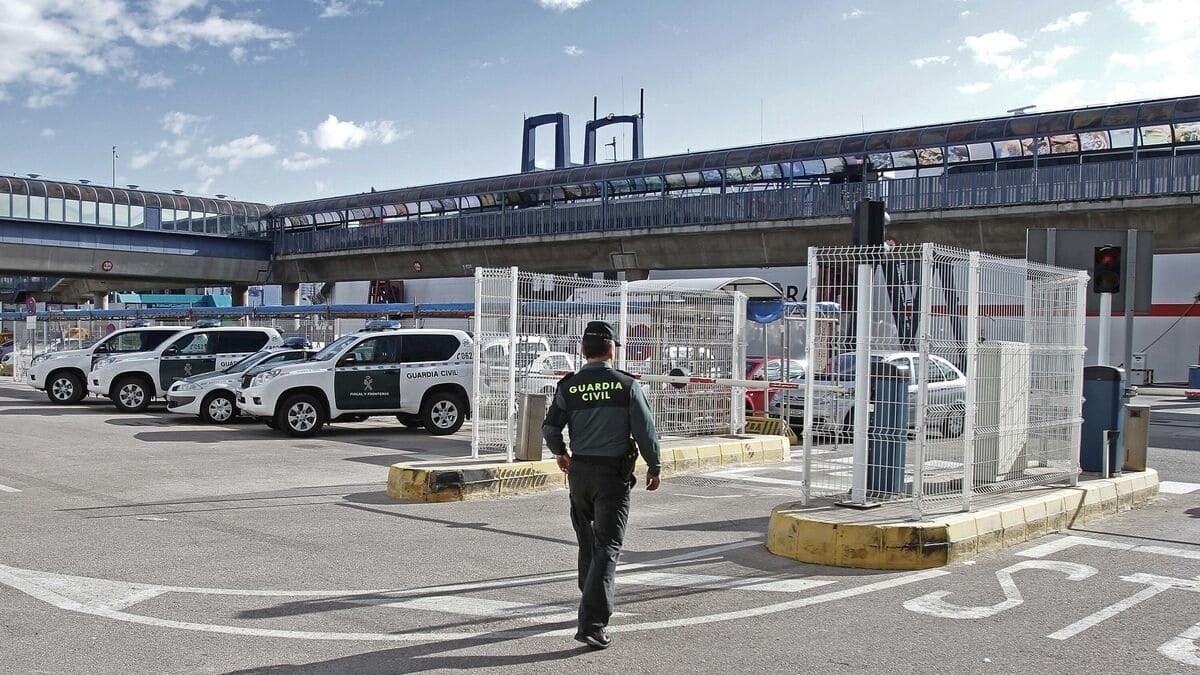 Un guardia civil, en el puerto de Algeciras