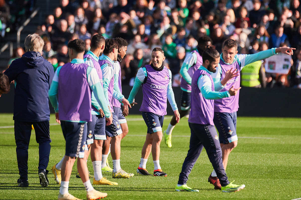 Entrenamiento del Real Betis a puerta abierta en el Benito Villamarín | Salvador López Medina para El MIRA