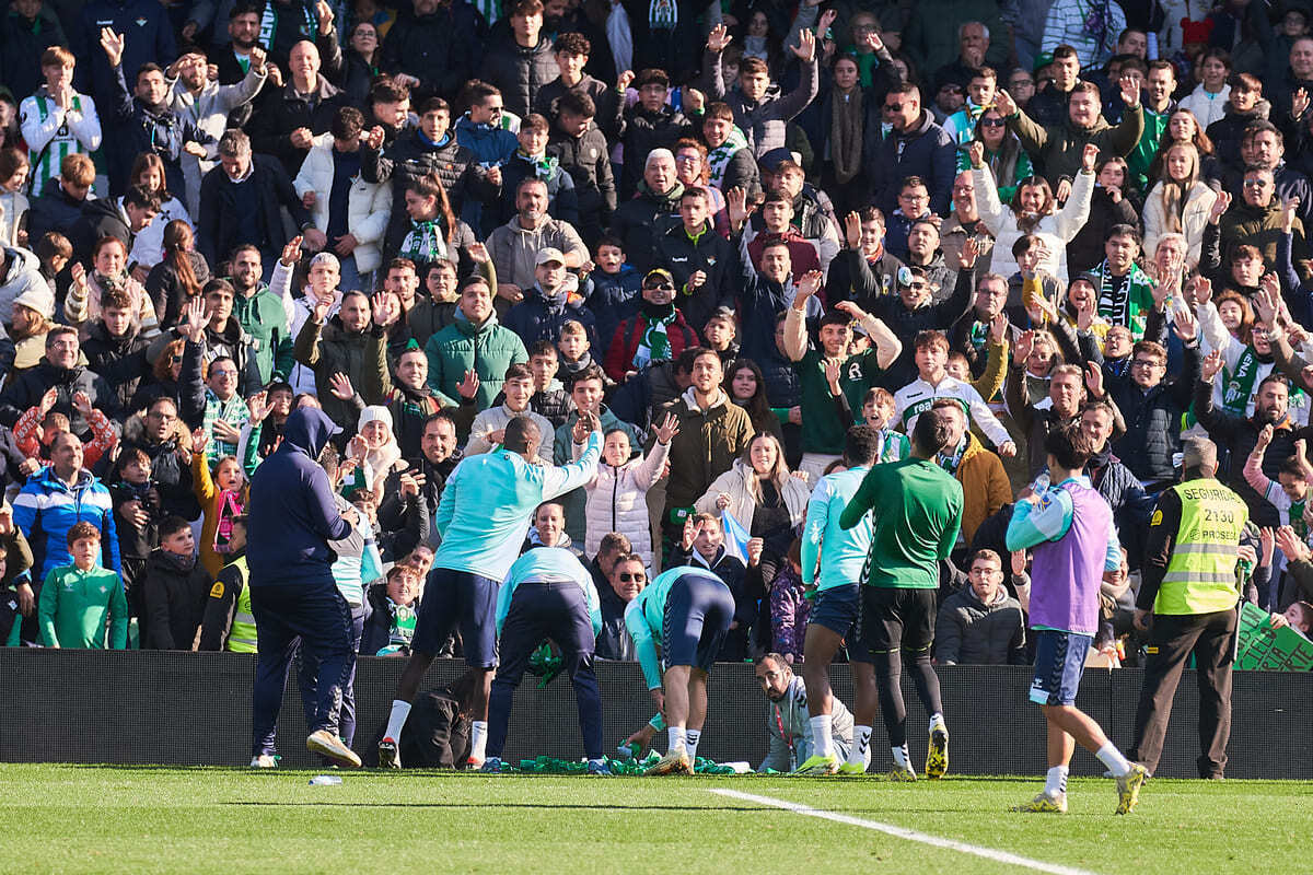 Entrenamiento del Real Betis a puerta abierta en el Benito Villamarín | Salvador López Medina para El MIRA