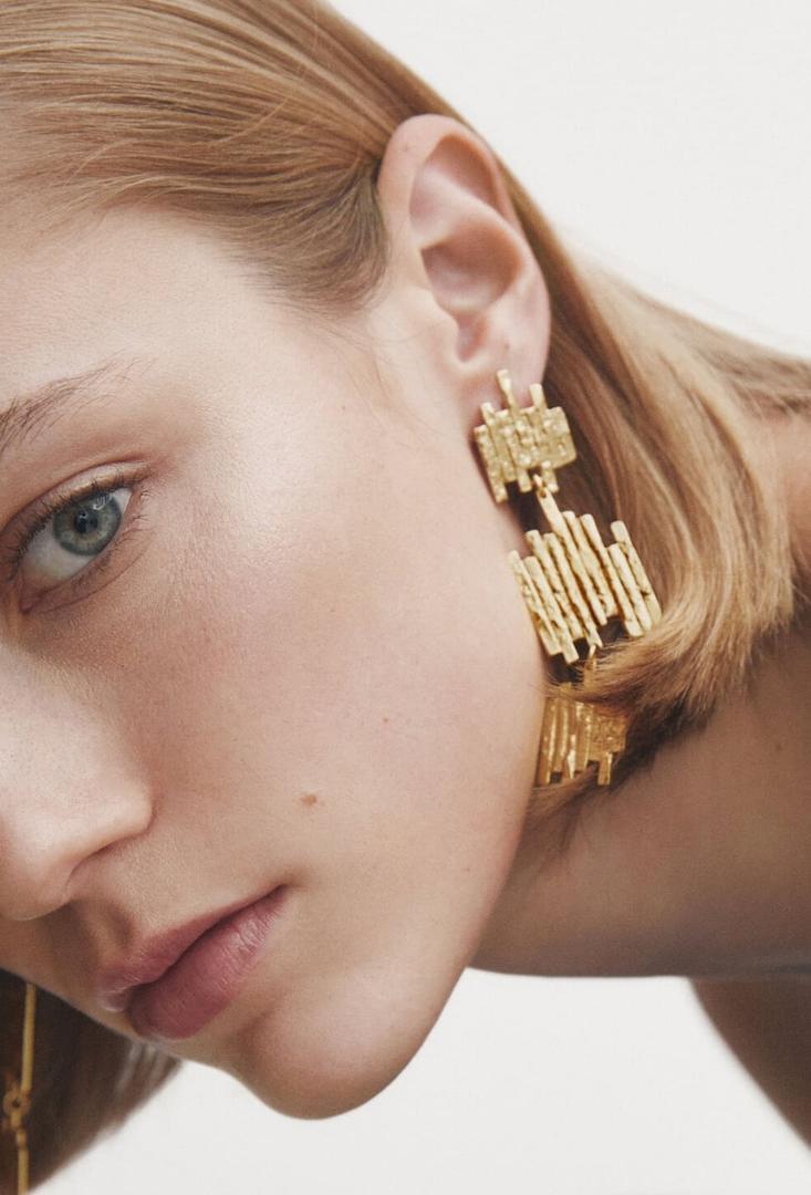 Pendientes largos estructura rocosa de Massimo Dutti
