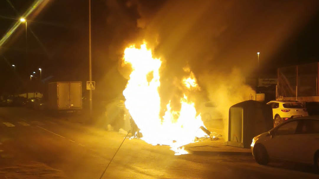 En llamas contenedores en la calle Armas de Santiago