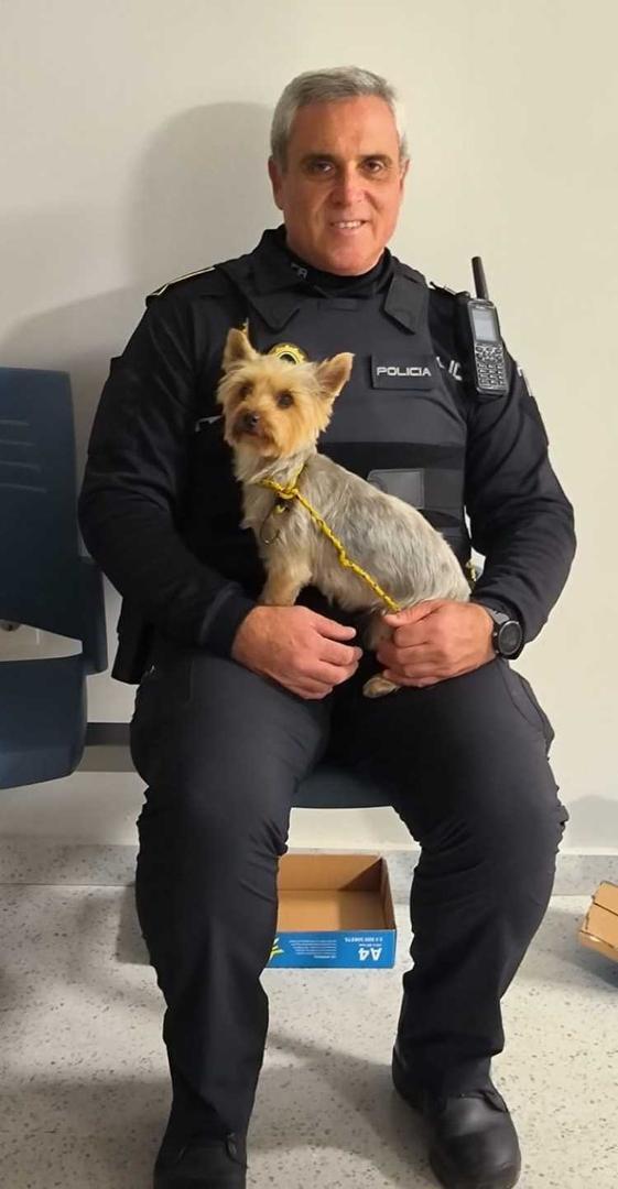 Agente de la Policía Local de Jerez con la perrita rescatada