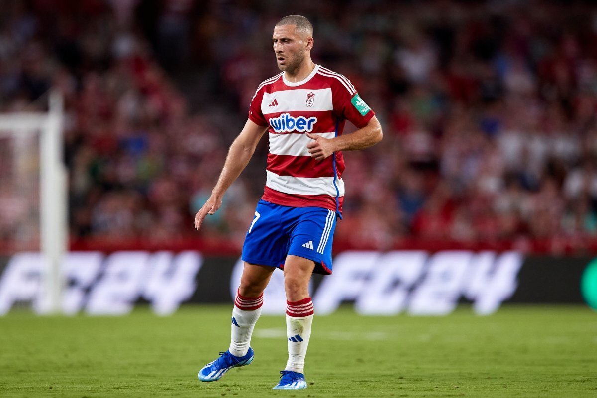 Shon Weissman juega un partido en el Estadio Nuevo Los Cármenes