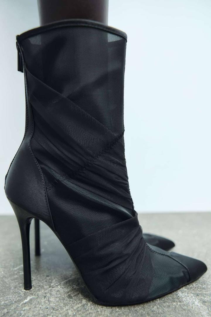 Botín de tacón mesh de color negro de Zara