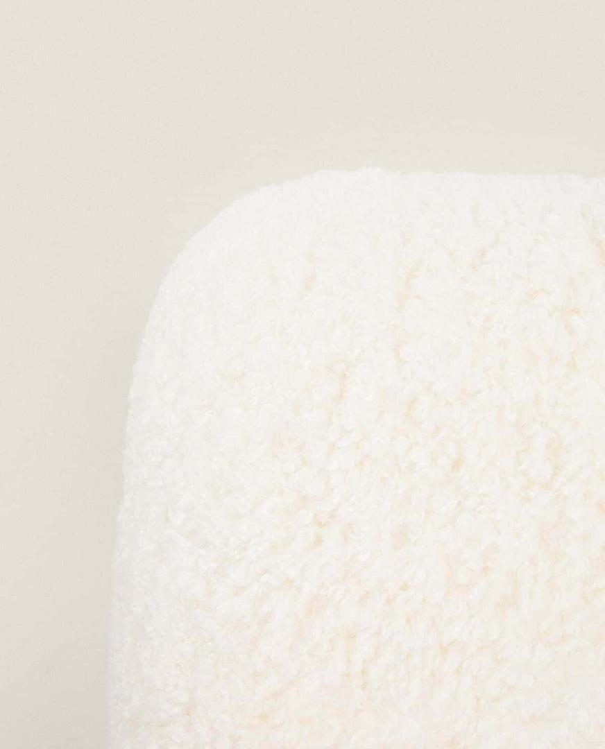 Butaca tapizada de pelo blanca y suave de Zara Home