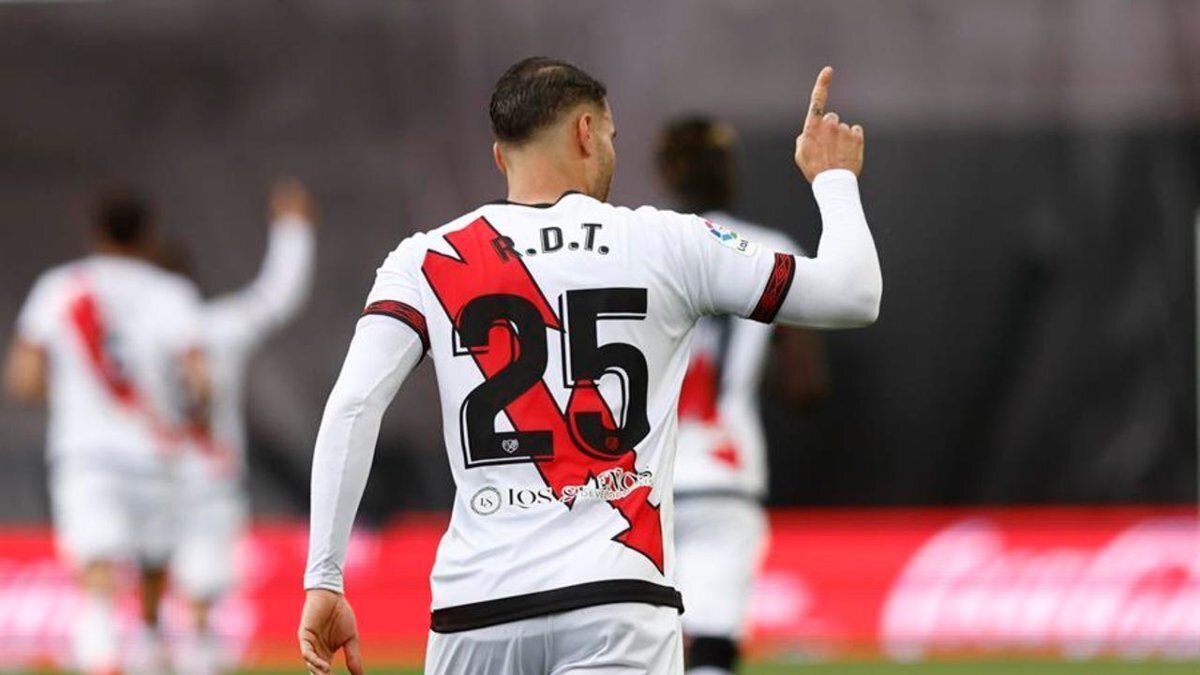 Raúl de Tomás celebra un gol con el Rayo Vallecano