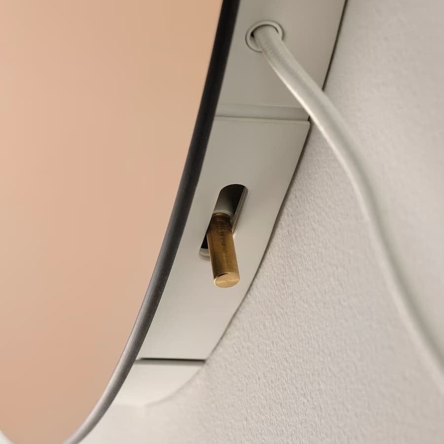 Lámpara redonda de pared espejo modelo VARMBLIXT de Ikea