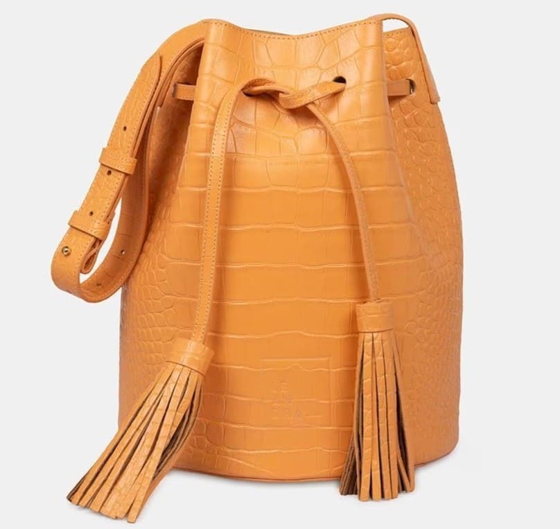 Bandolera de piel grabada en coco tipo saco LEANDRA (1)