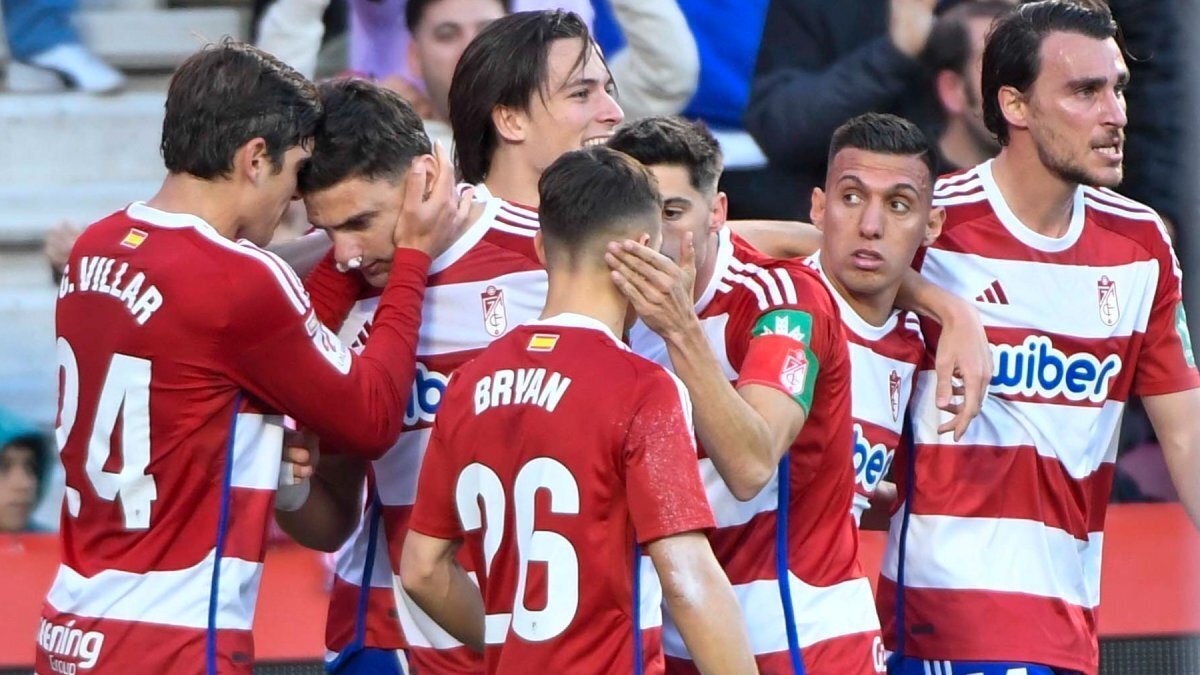 Los jugadores del Granada CF celebran uno de los goles anotados ante el Cádiz CF