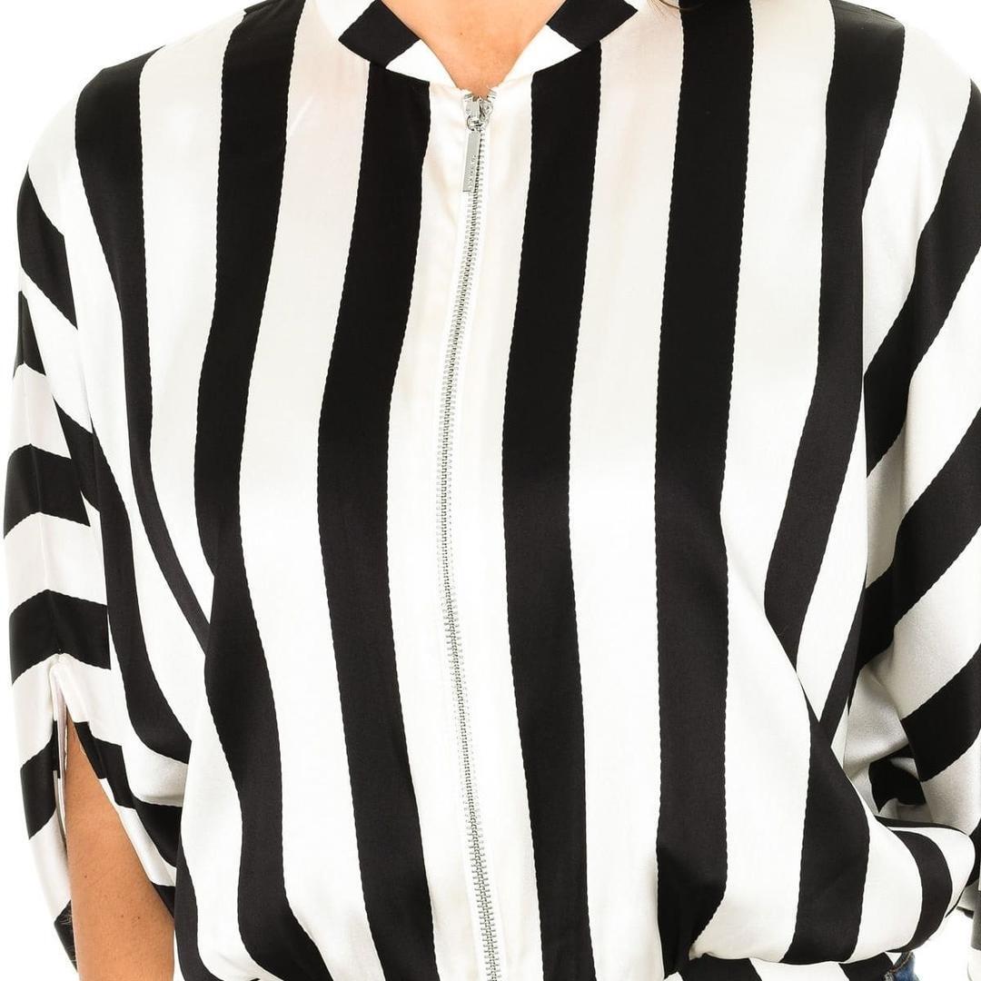 Chaqueta corta de rayas blancas y negras de Armani