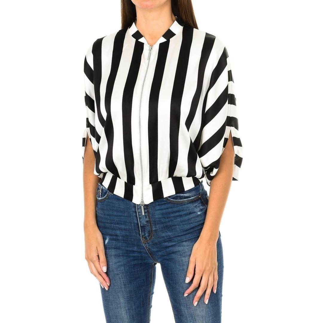 Chaqueta corta de rayas blancas y negras de Armani
