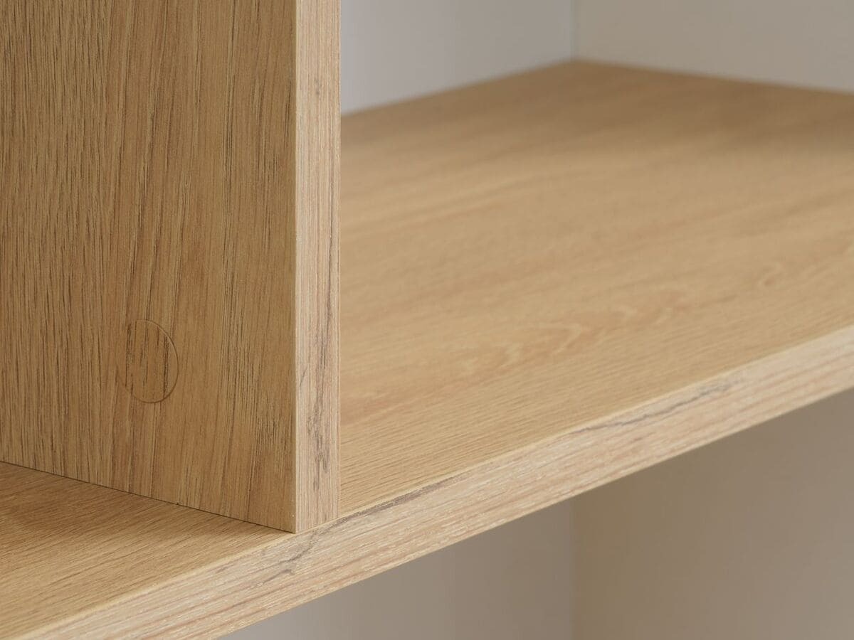 Estantería desigual FILSKOV con 8 estantes en roble y blanco de Jysk