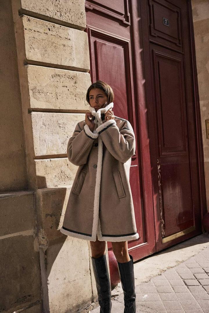 Abrigo con borreguillo de doble faz y botones en Zara