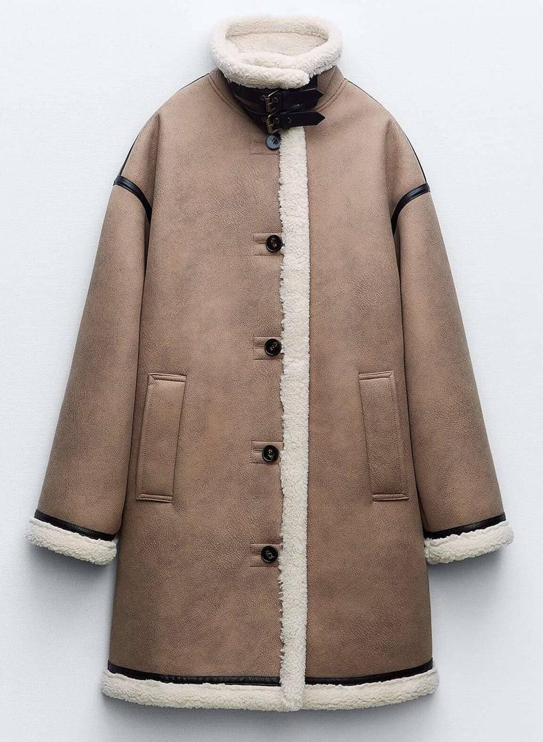 Abrigo con borreguillo de doble faz y botones en Zara