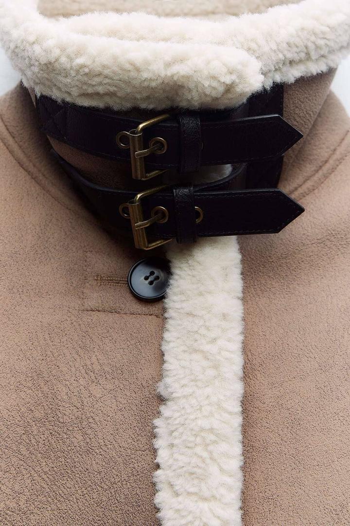 Abrigo con borreguillo de doble faz y botones en Zara