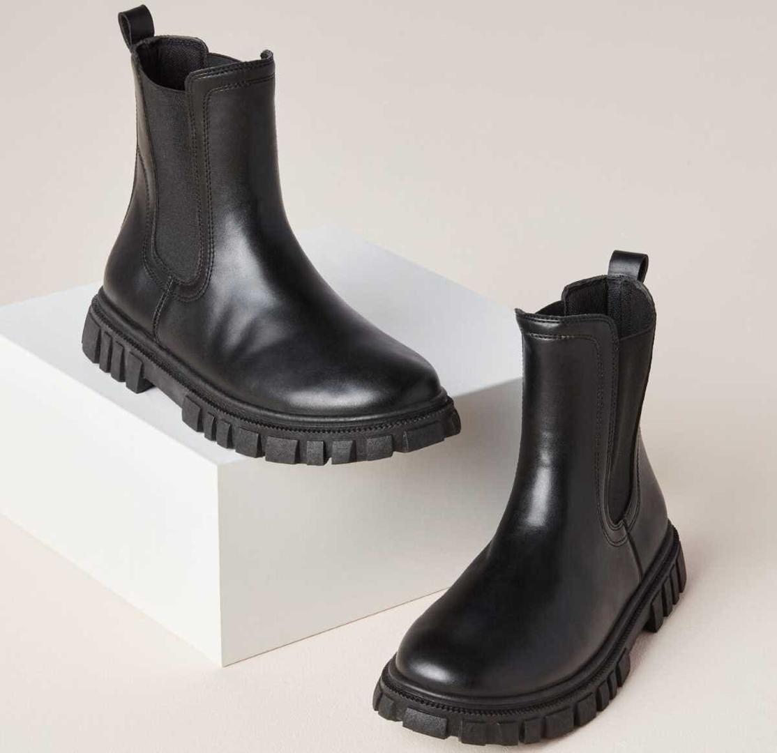 Botas negras de Pepco