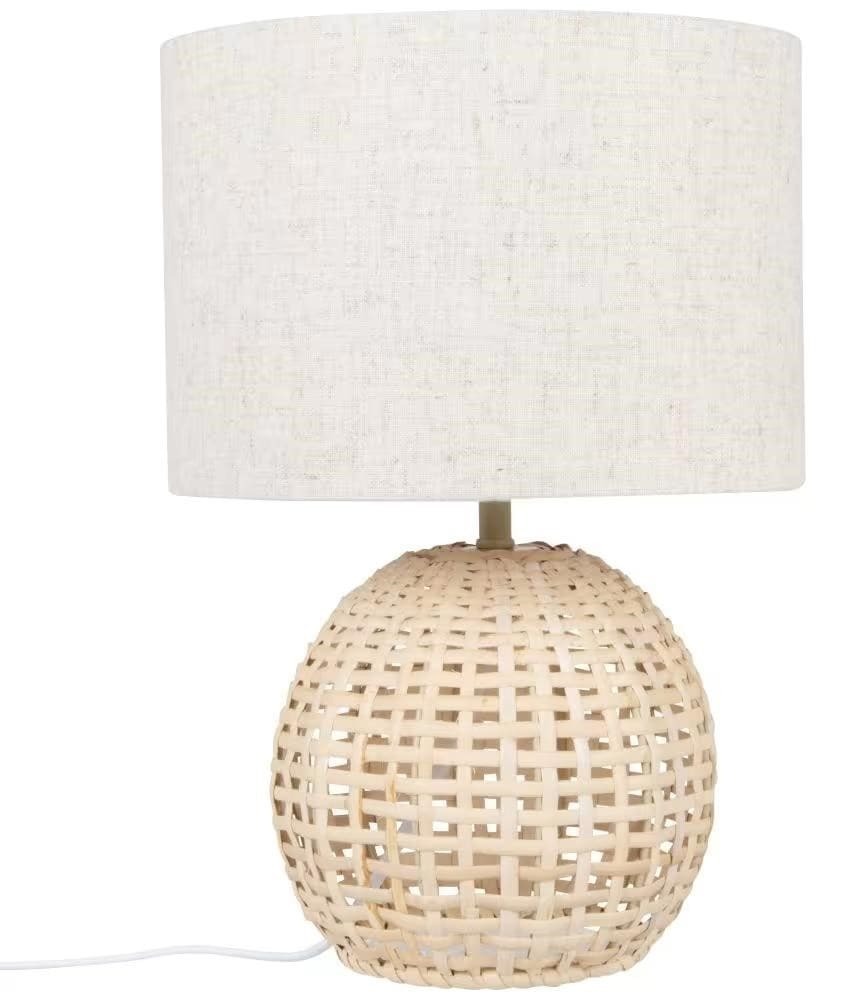 Lámpara de ratán con pantalla de lino reciclado